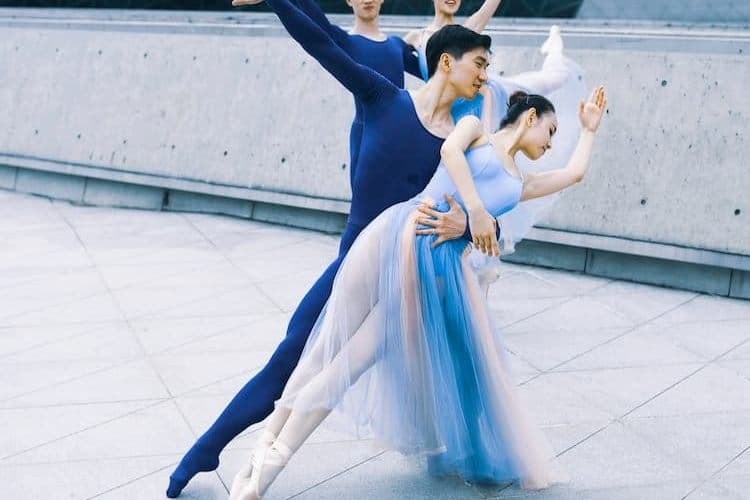 Male ballet dancer holding female dancer